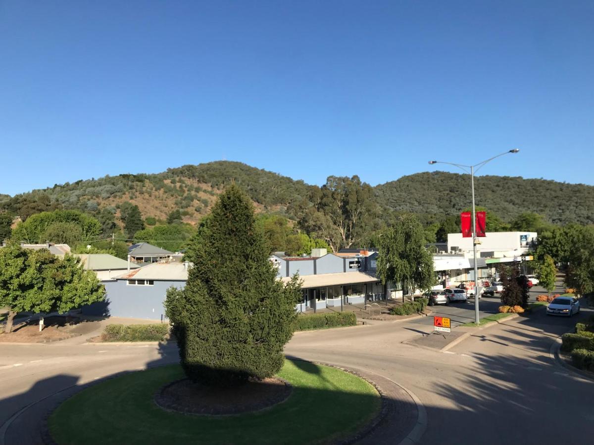 Myrtleford Hotel ภายนอก รูปภาพ